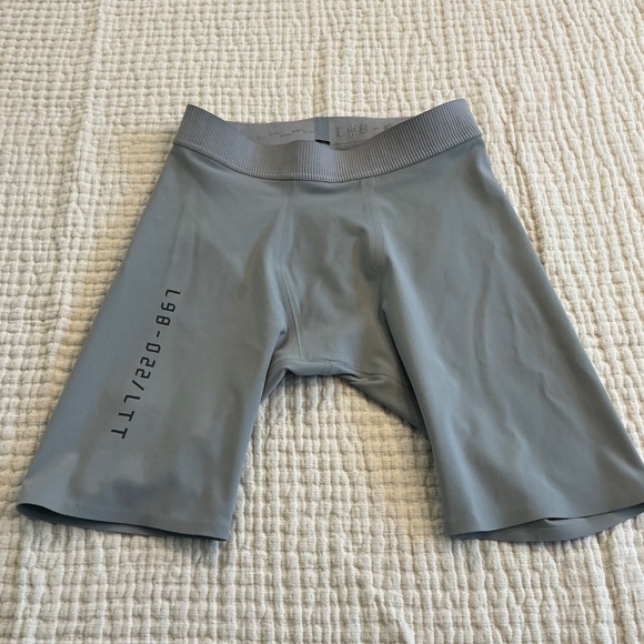 Lululemon License to Train Half Tight 9" (Rhino Grey, Large) - Picture 2 of 4